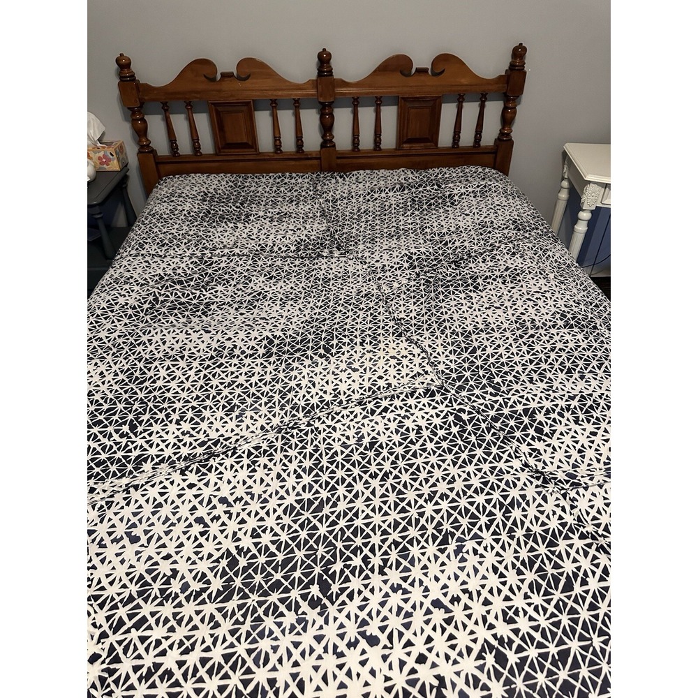 DKNY Comforter Quilt 101x92 Queen-King with shams blue white Made in India Beddi